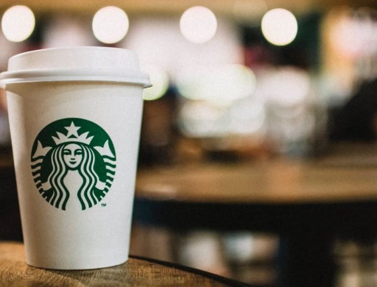 Starbucks se suma a las marcas que suspenden su publicidad en redes
